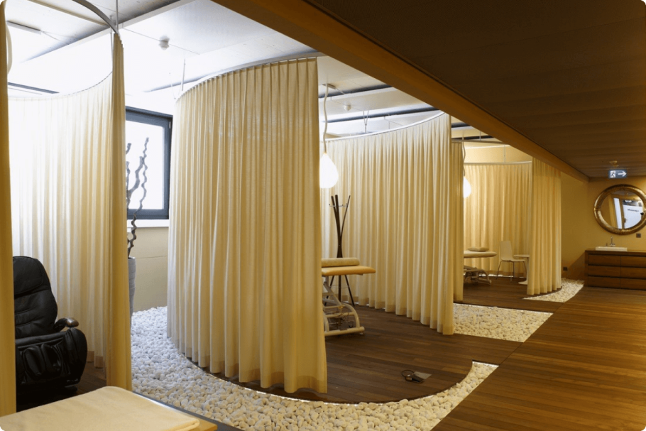 Зонирование комнаты шторами