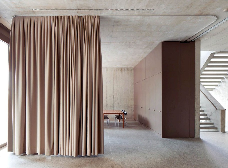 Зонирование спальни шторами