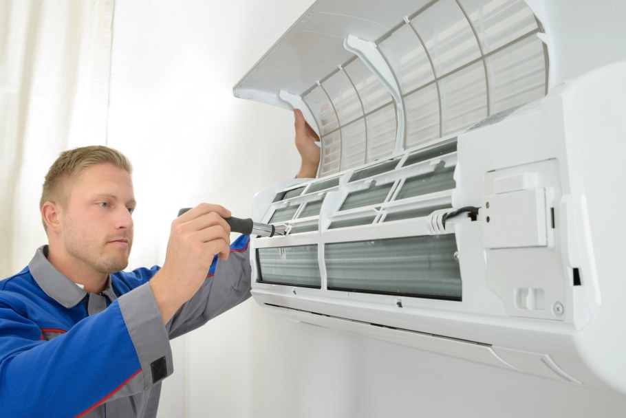 Семья в комнате