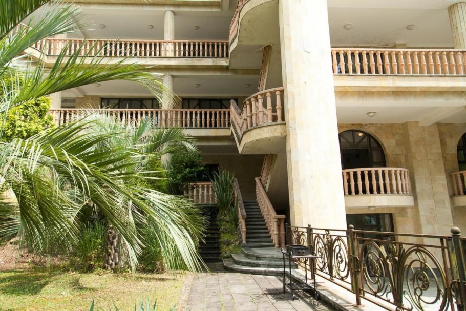 Дача Сталина на озере Рица