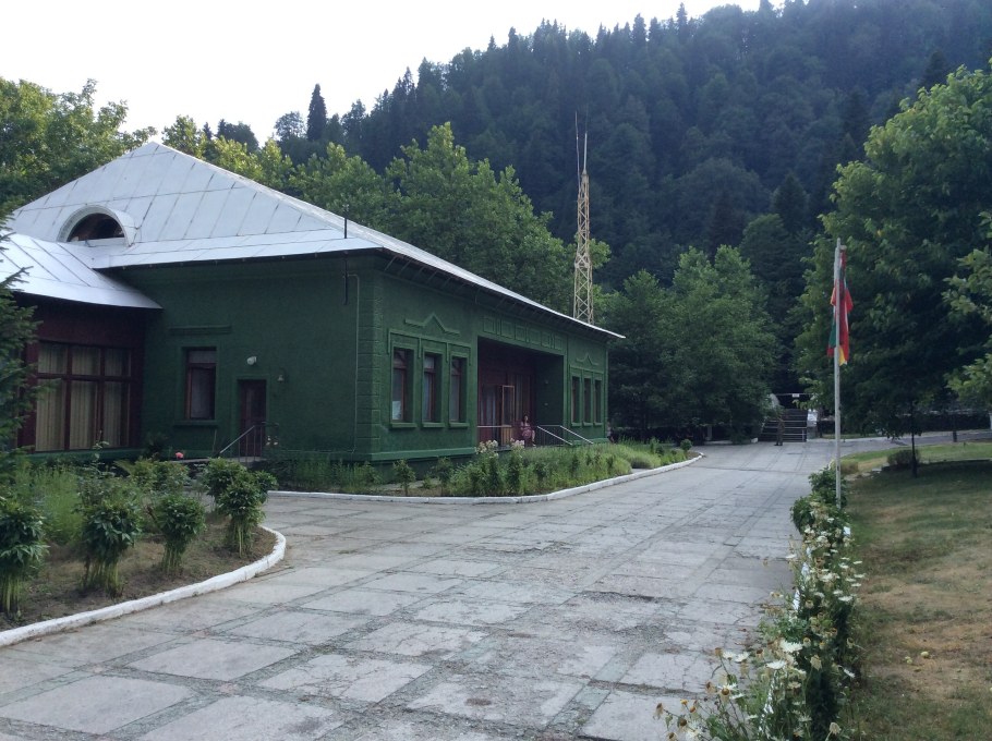 Дача Сталина на озере Рица