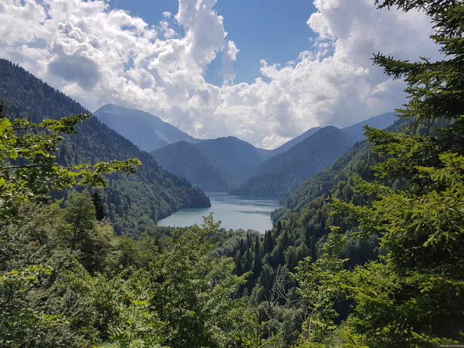 Дача Сталина озеро Рица руины