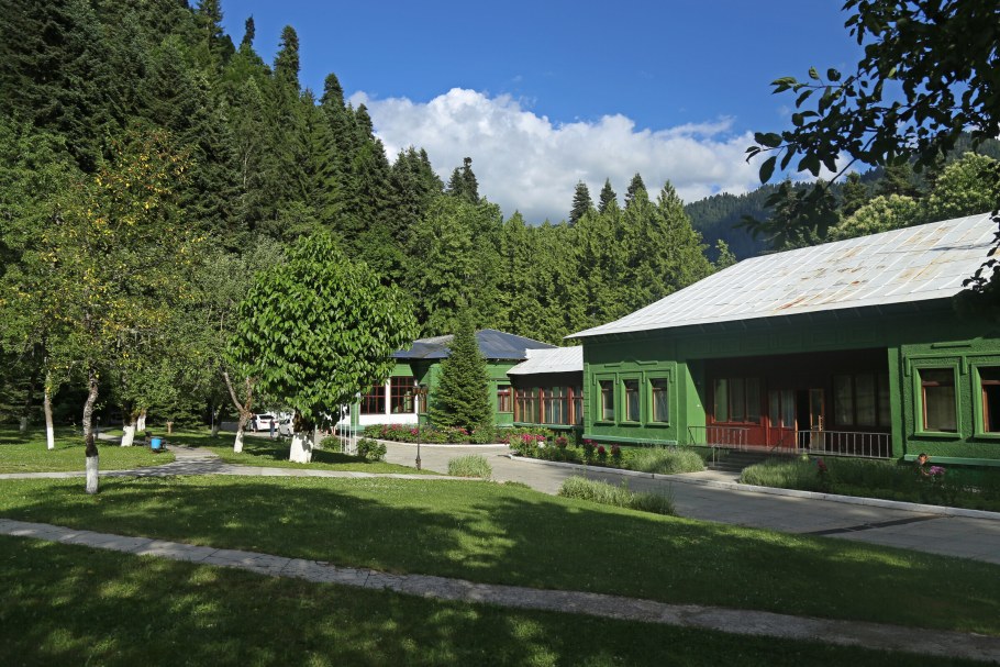 Дача на озере Рица