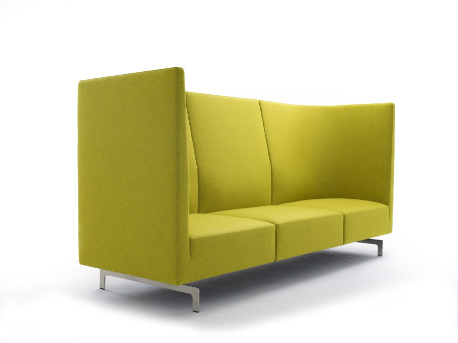 Мягкий диван с высокой спинкой