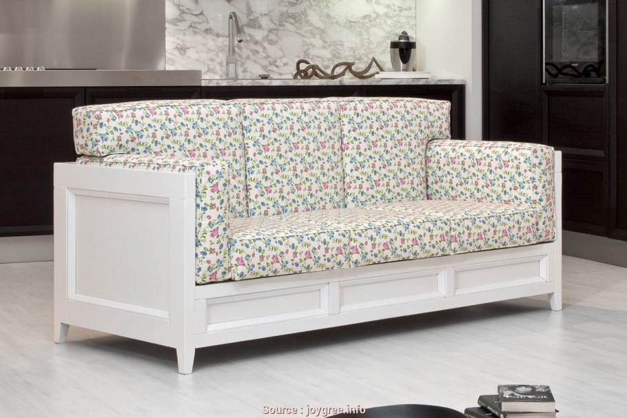 Диван с деревянными подлокотниками в стиле Прованс