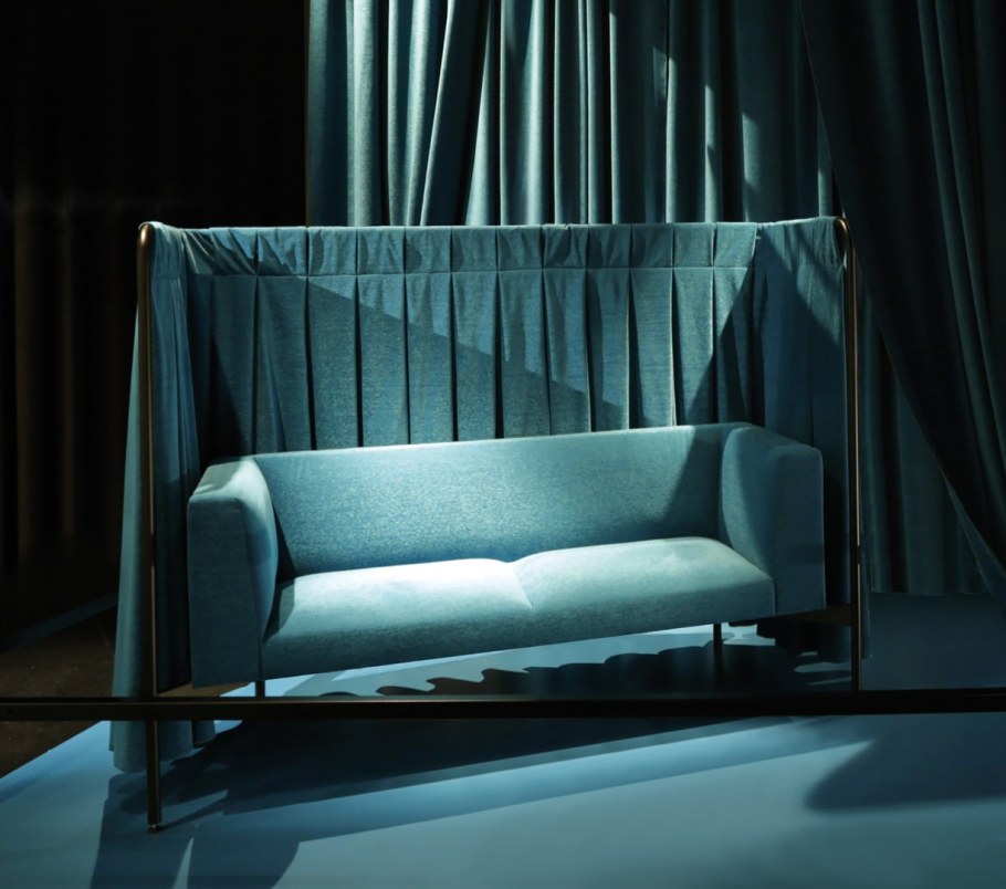 Диван с высокой спинкой