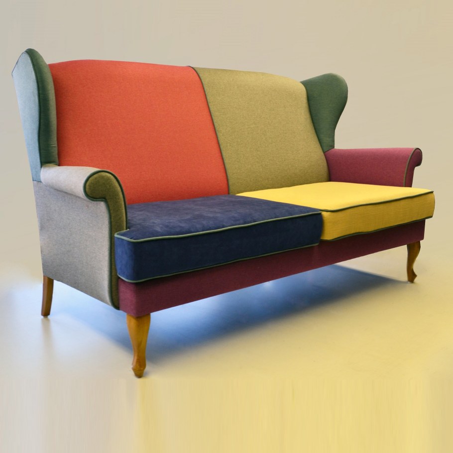 Маленький диванчик на ножках