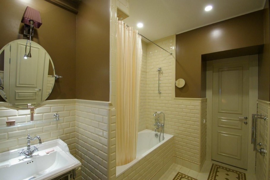 Сантехник рядом с унитазом