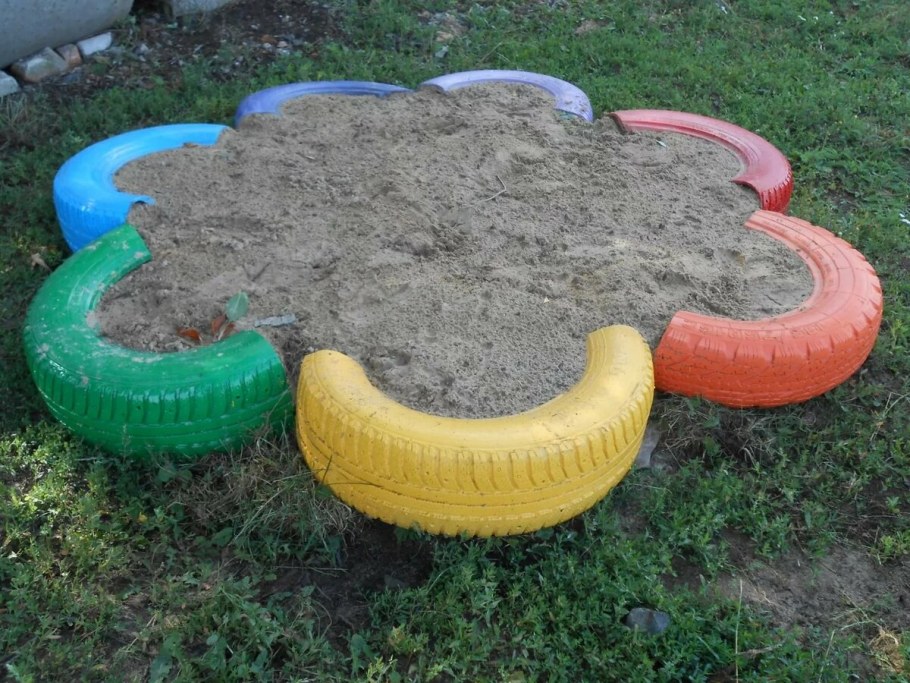 Детская песочница из покрышек