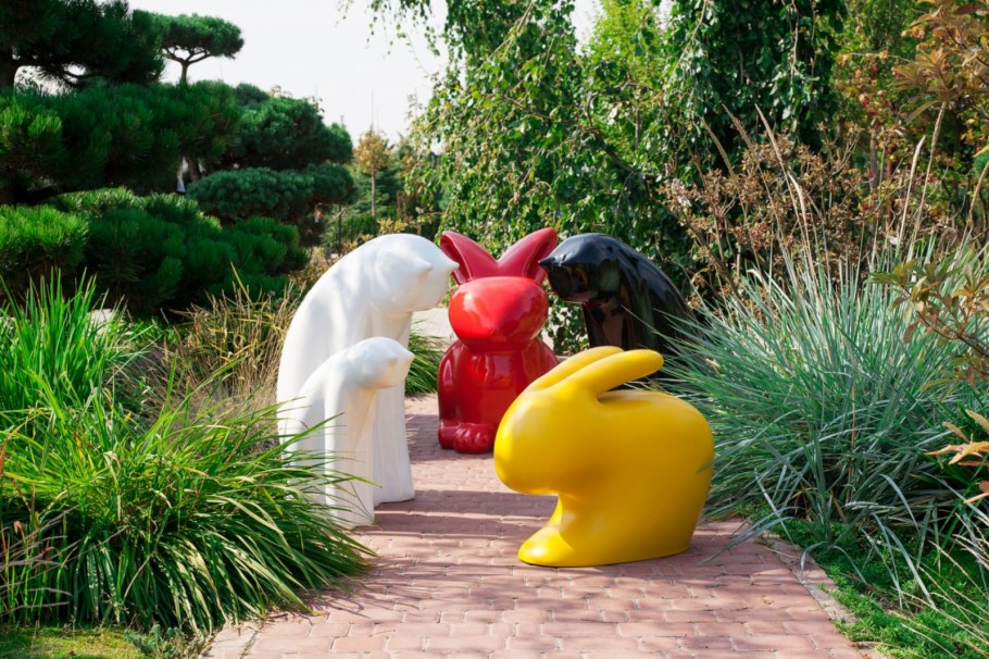 Современная скульптура в саду