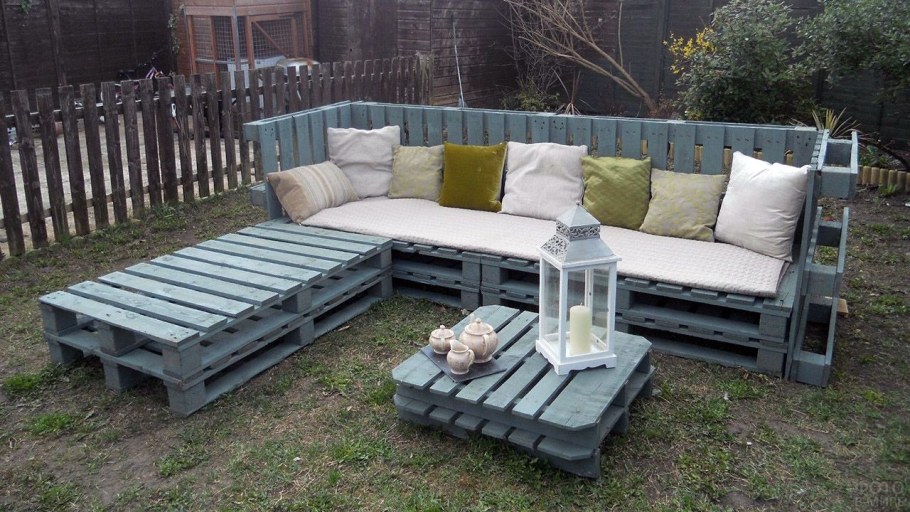 Диван из поддонов на дачу