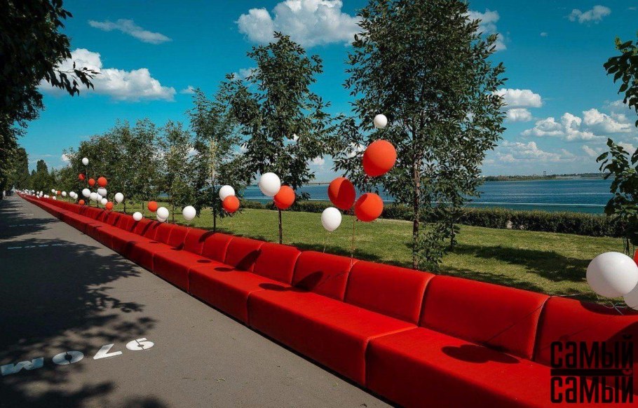 Диван на набережной в Саратове