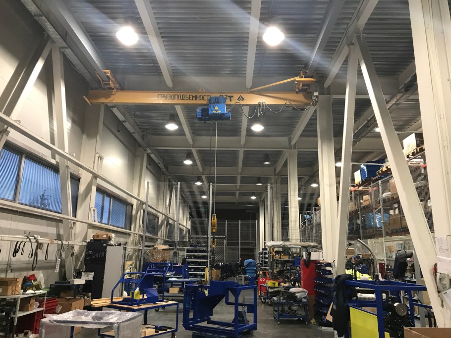 Коммунальщики красят стену