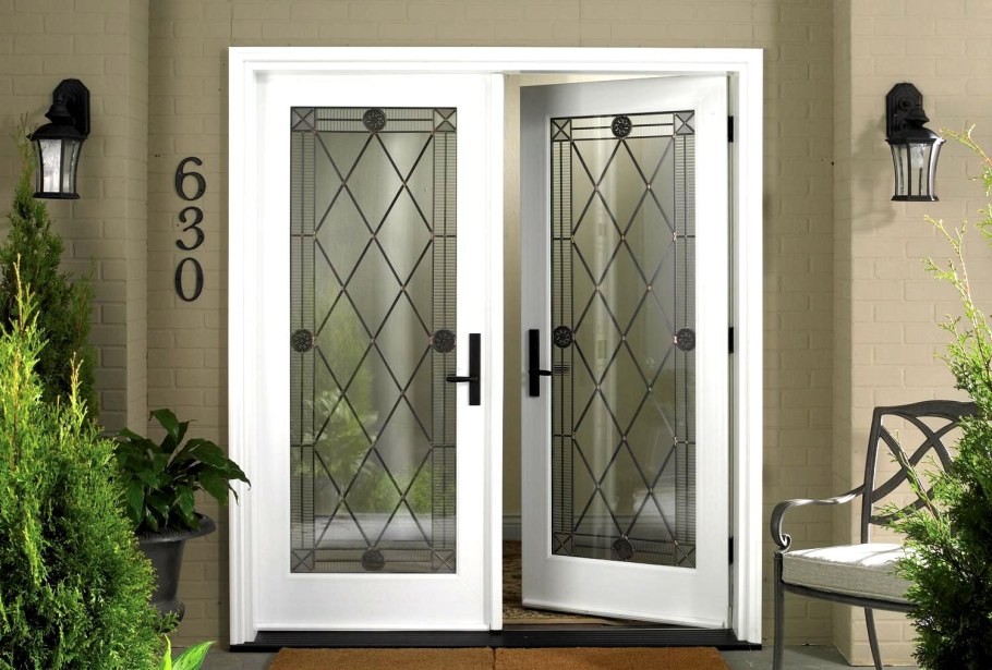 Двери в зал со стеклом