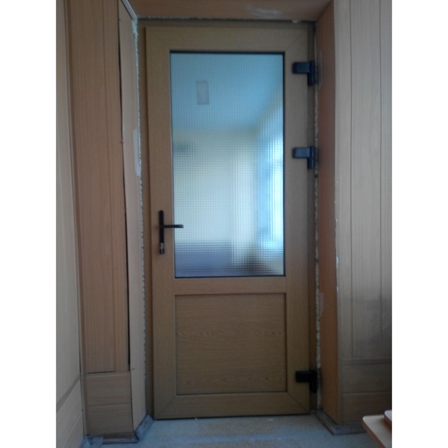 Пластиковые двери коричневые