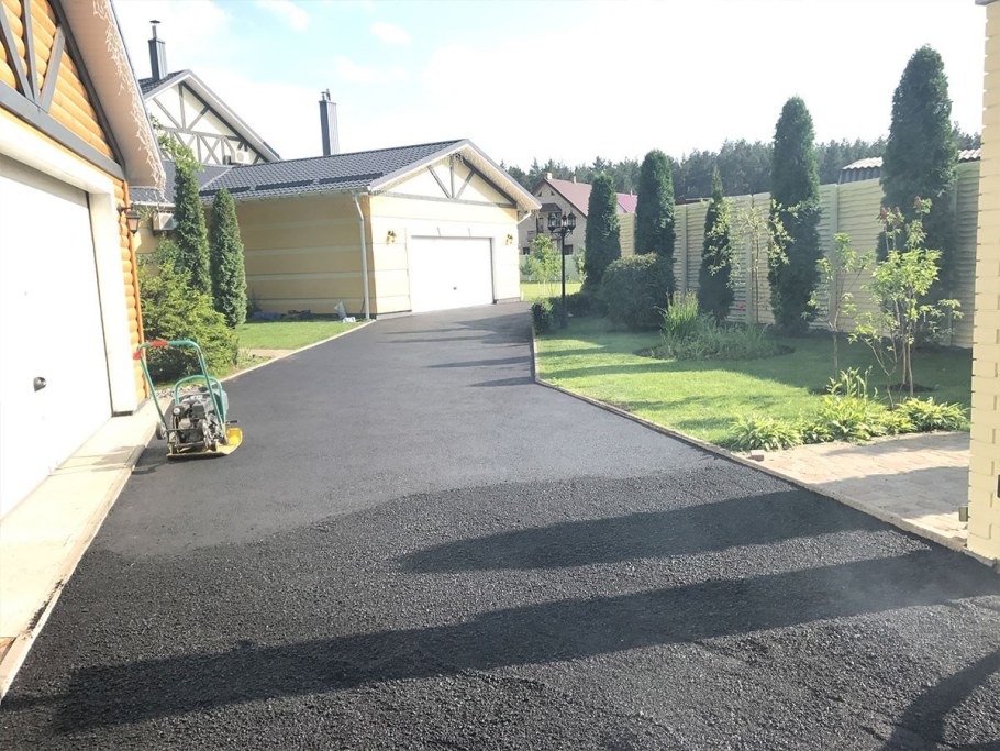 Асфальтная дорожка на даче