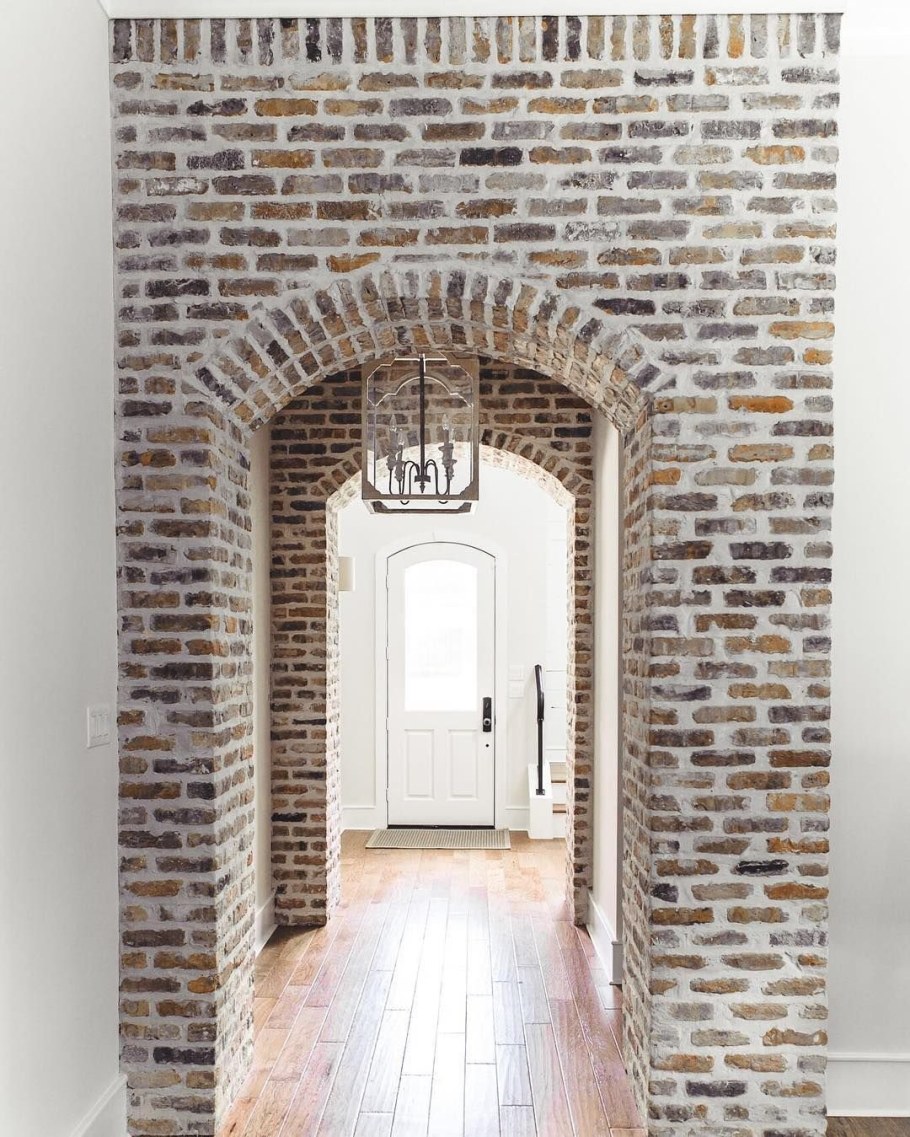 Кирпичная арка в интерьере
