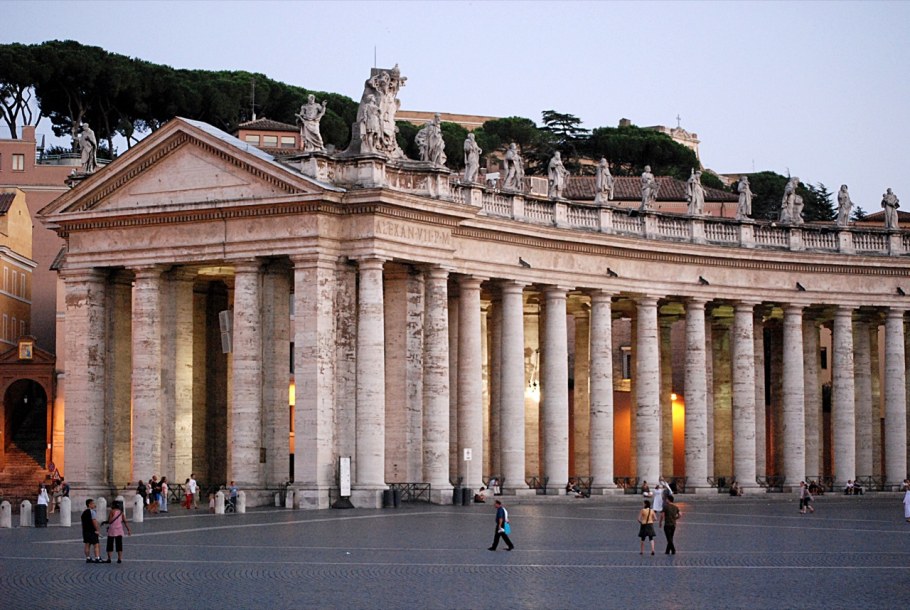 Колоннада на площади Святого Петра