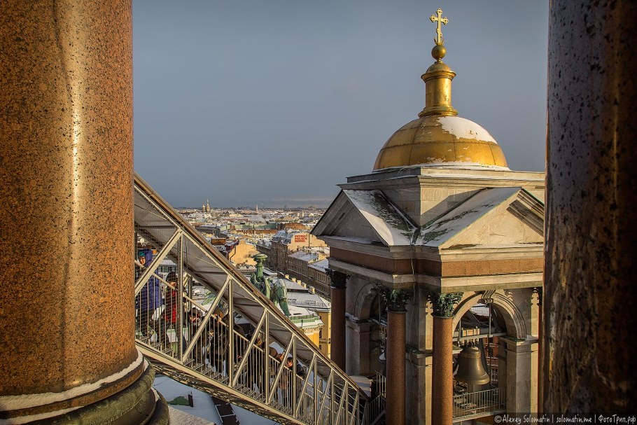 Исаакиевский собор в Санкт-Петербурге колоннада