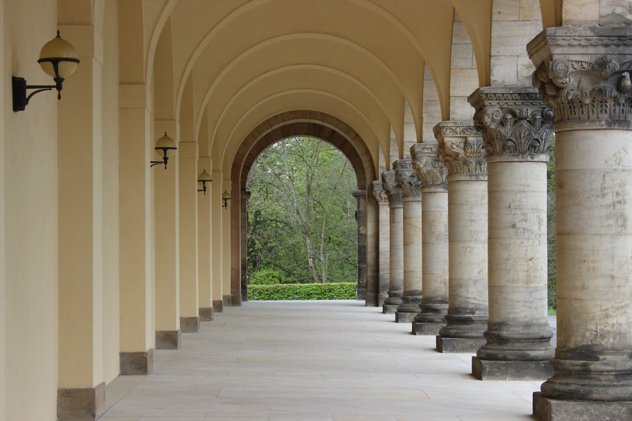 Столбы в архитектуре