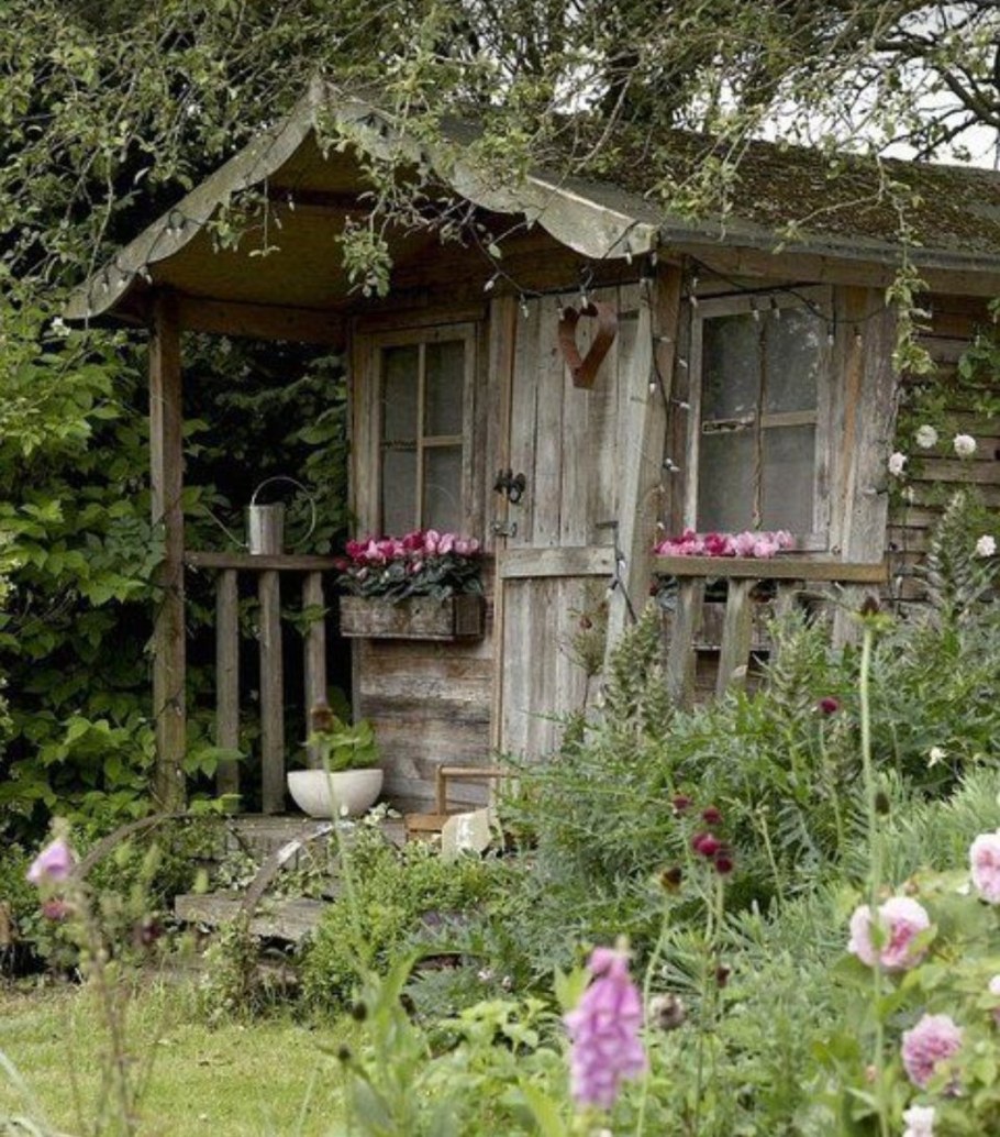 Деревенский домик с садом