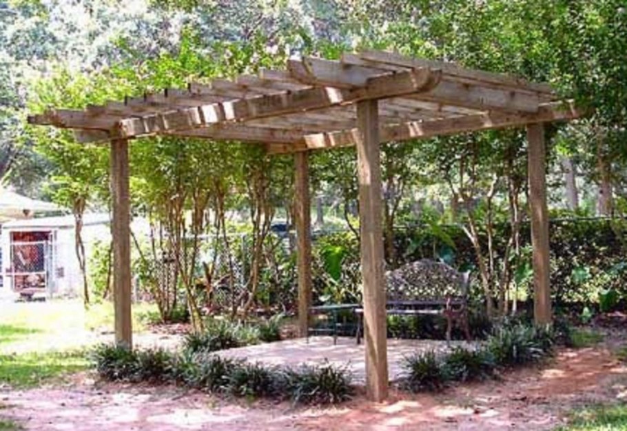 Беседка из подручных материалов