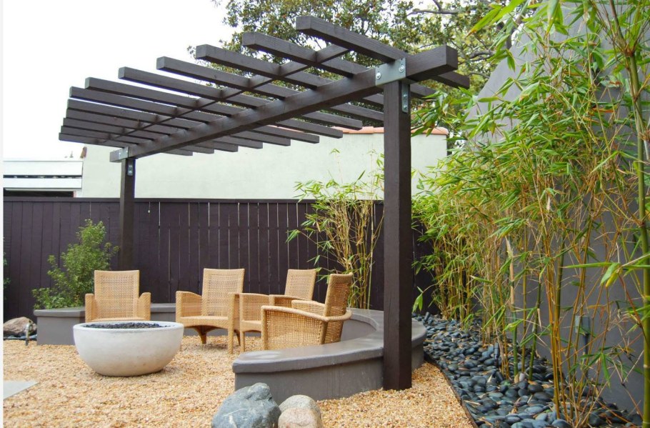 Навес из стволов деревьев