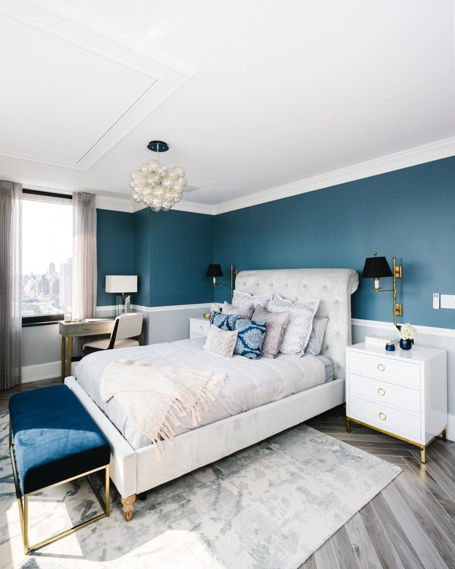 Спальня в голубом цвете с белой мебелью