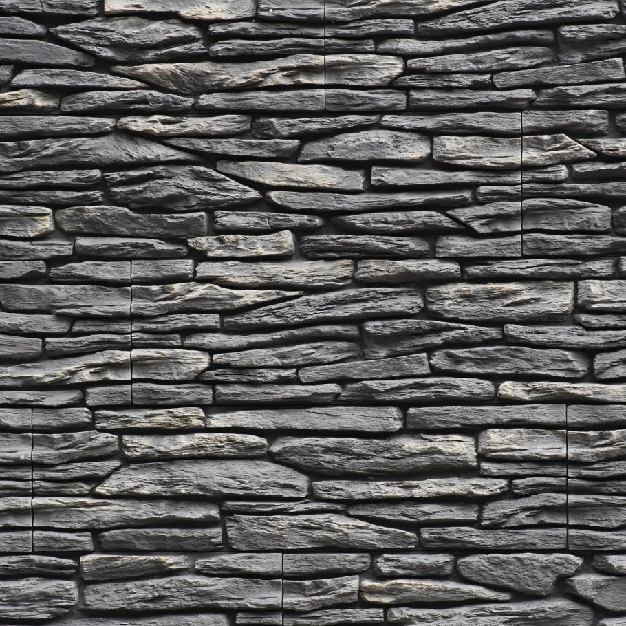 Камень в кирпичной кладке