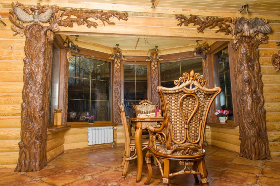 Резной интерьер из дерева