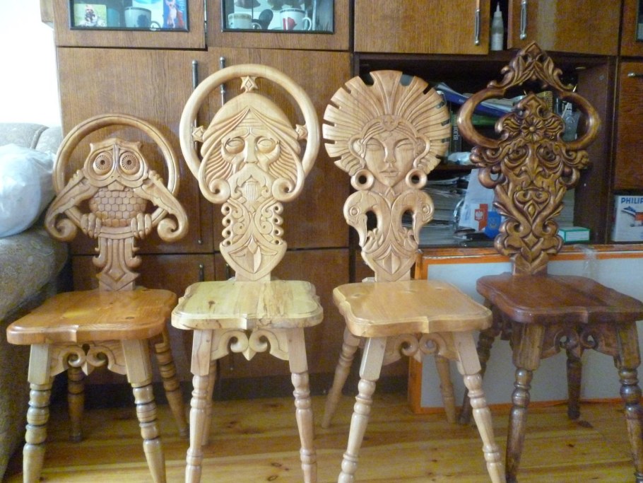 Стул резной деревянный