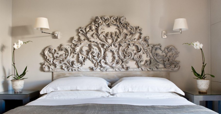 Кровать с резным изголовьем