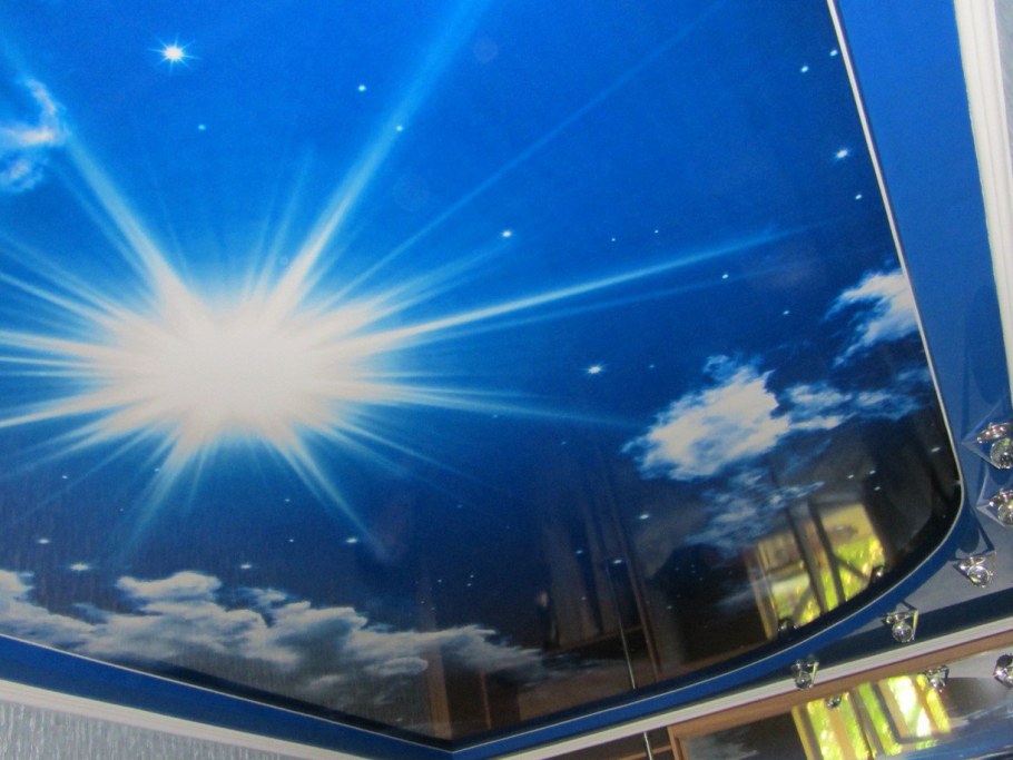 Натяжной потолок в бассейне