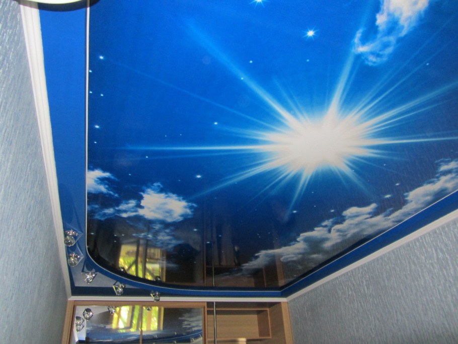 Глянцевый натяжной потолок с фотопечатью