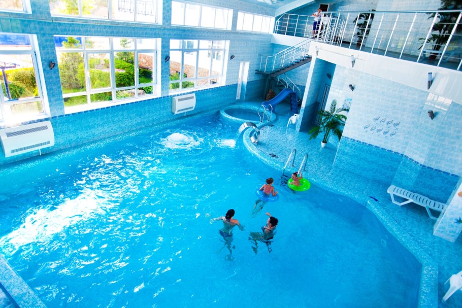 Бассейн на улице с подогревом отель