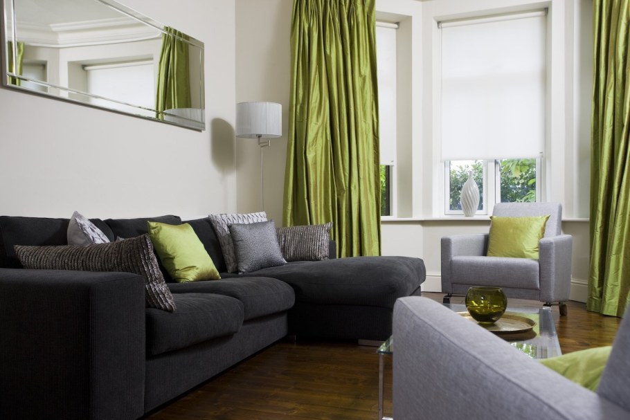 Серый диван в интерьере