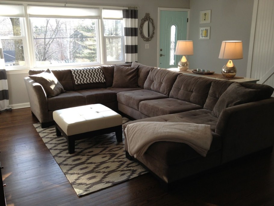 Коричневый диван и белая мебель