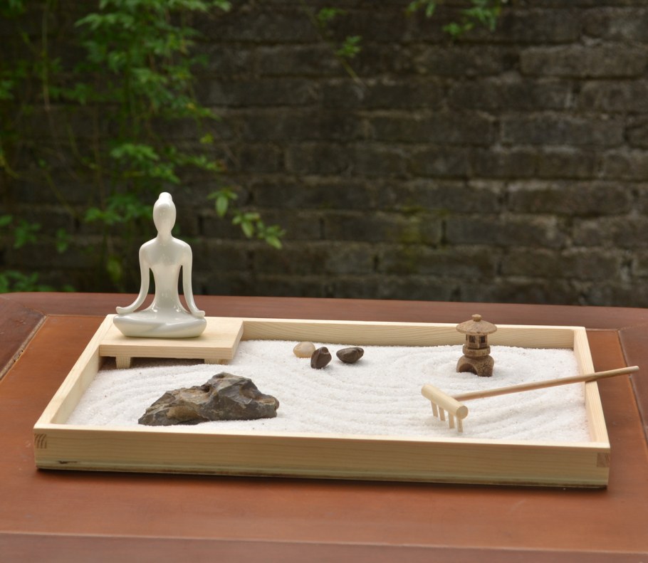 Сад дзен Будда в саду камней