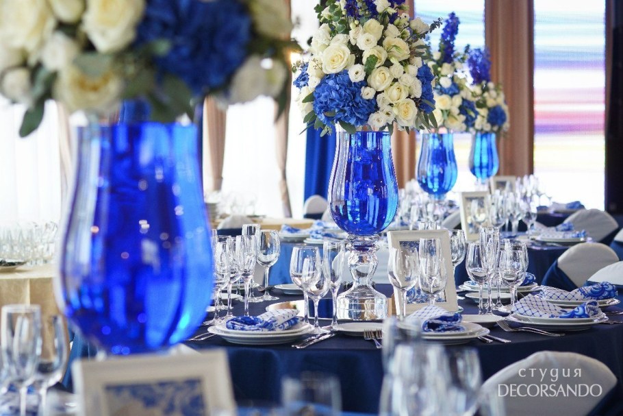 Синяя сервировка стола