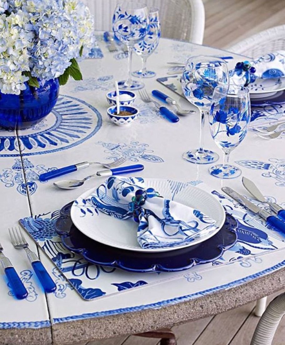 Сервировка новогоднего стола в синих тонах