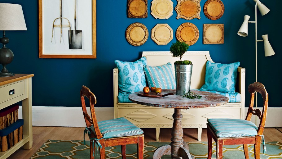 Синий с деревом в интерьере