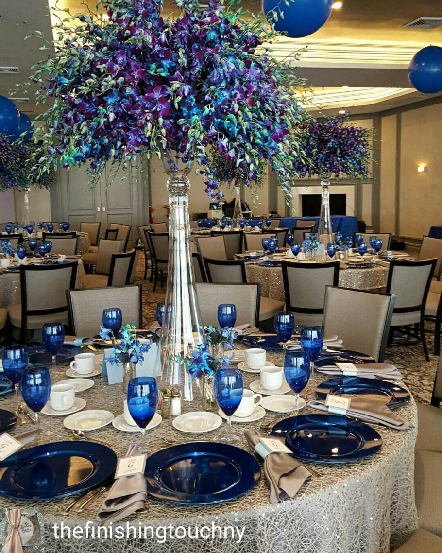 Сервировка стола в синих тонах