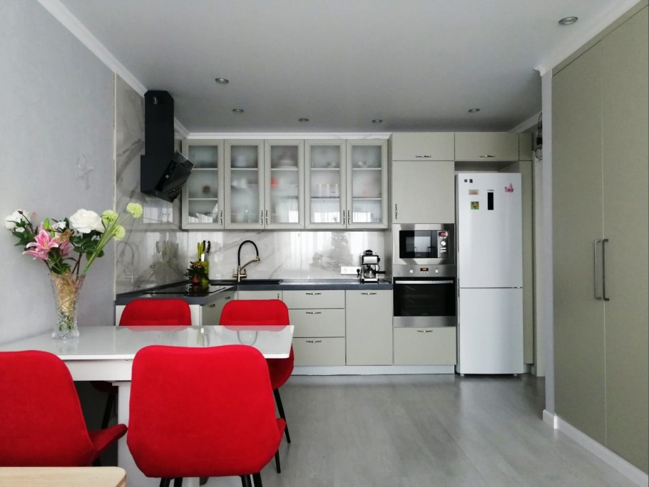 Оранжевая глянцевая кухня