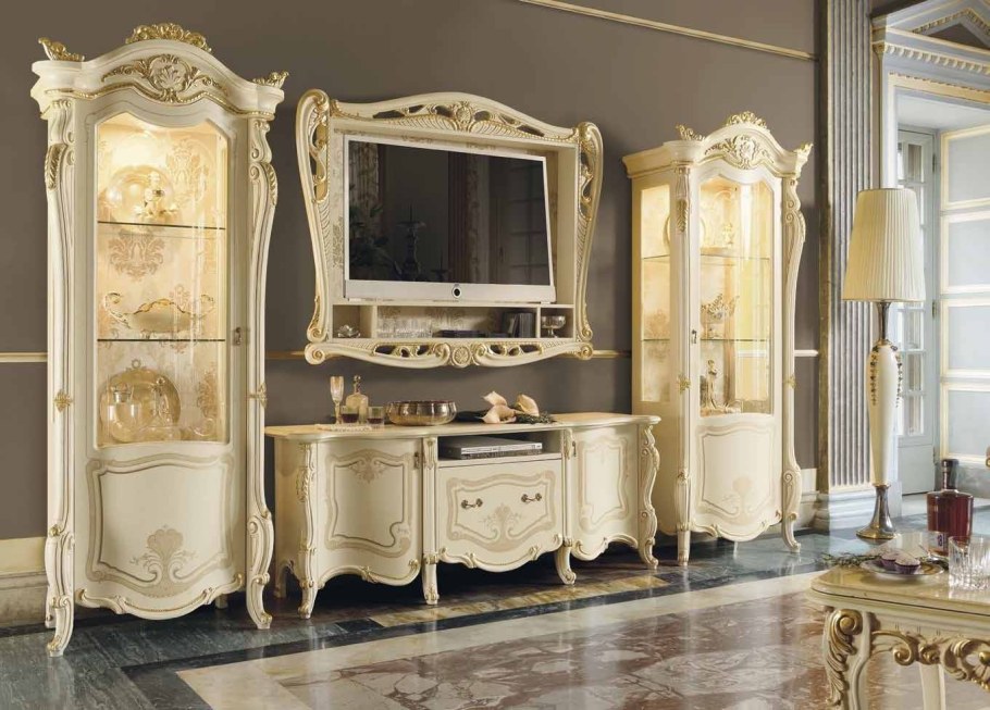 Тонкий изящный стул и круглый стол