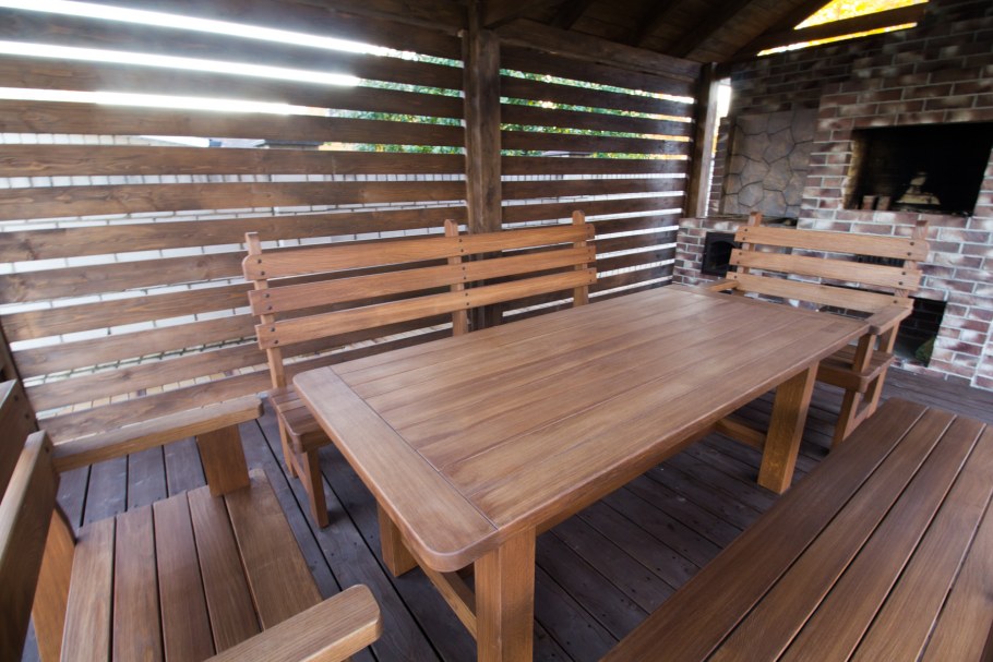 Деревянный стол в беседку
