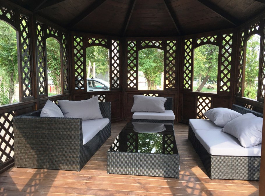 Деревянный стол в беседку