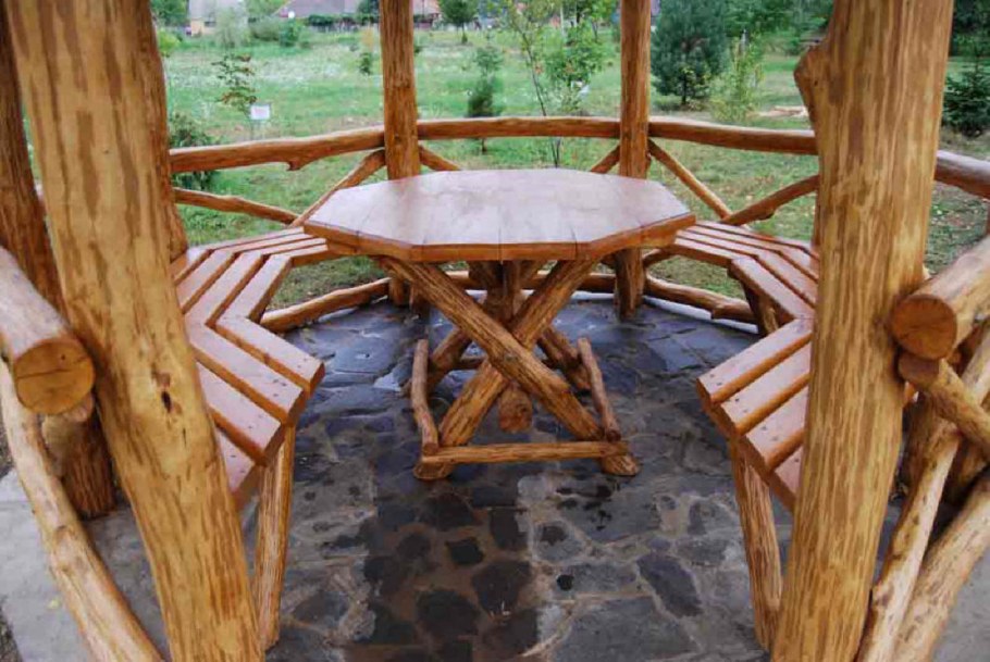 Деревянная мебель для беседки