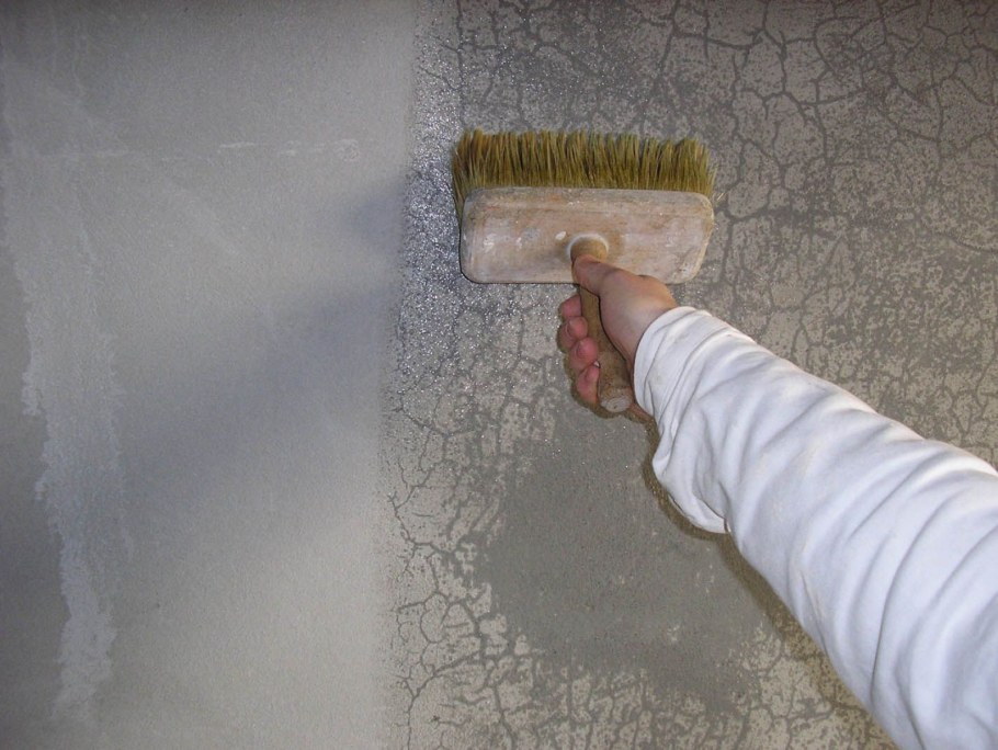 Нанесение декоративной штукатурки кисточкой