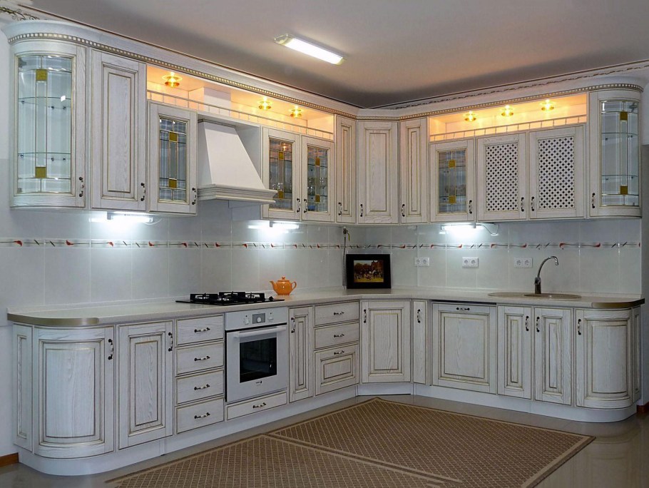 Кухня бежевая с золотой патиной