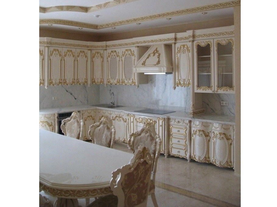 Кухня классика бежевая с золотой патиной